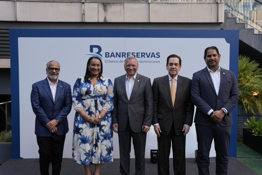 Leonardo Aguilera y Tony Raful junto a personalidades Banreservas ofrece cóctel para fortalecer vínculos con los dominicanos en España