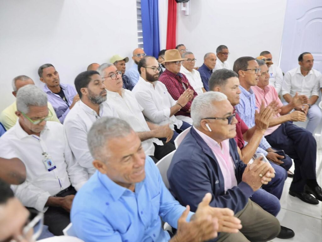 Presidente Abinader anuncia apoyo a productores afectados por lluvias en la Línea Noroeste 5 Luis Abinader REUNION Presidente Abinader anuncia apoyo a productores afectados por lluvias en la Línea Noroeste