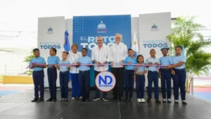 Presidente Abinader inaugura techado multiusos escolar en Boca Chica