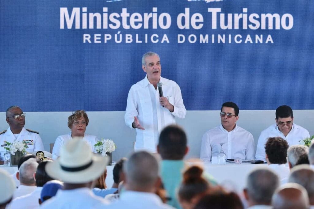 Luis Abinader Y OTROS FUNCIONARIOS 11 Abinader inaugura segunda etapa del malecón de SDE y pide que lo cuiden