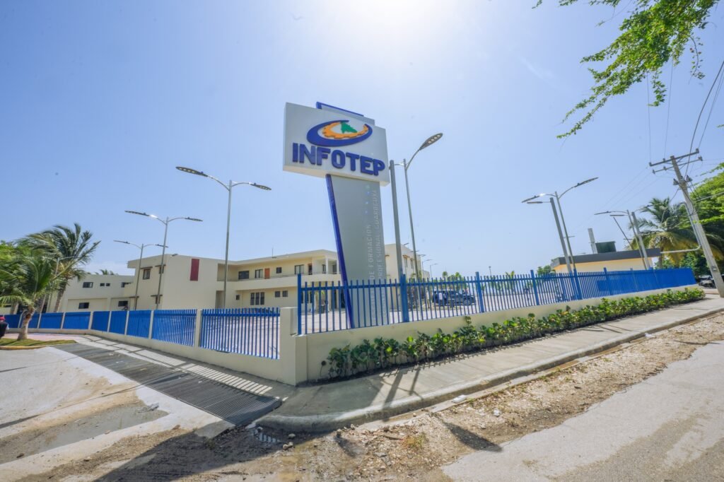 Abinader y directora de Infotep supervisan avances del Hotel Escuela Guarocuya, en Barahona 4 Luis Abinader en Barahona Abinader y directora de Infotep supervisan avances del Hotel Escuela Guarocuya, en Barahona