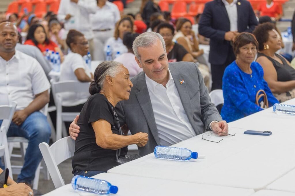 Presidente Abinader encabeza entrega del «Bono Madre 2026» para un millón de beneficiarias 4 Luis Abinader junto a madres beneficiarias del programa Presidente Abinader encabeza entrega del «Bono Madre 2026» para un millón de beneficiarias