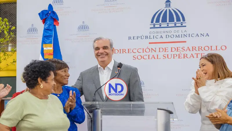 Presidente Abinader encabeza entrega del «Bono Madre 2026» para un millón de beneficiarias 6 Luis Abinader y la directora de Superate Mayra Jimenez Presidente Abinader encabeza entrega del «Bono Madre 2026» para un millón de beneficiarias