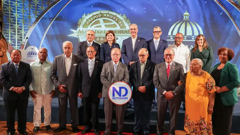 Gobierno, empresarios y trabajadores sellan alianza por el empleo digno en histórico premio laboral