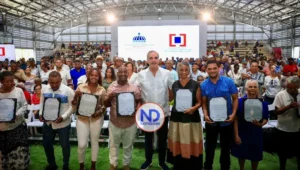 Abinader entrega 1,500 títulos en Nuevo Domingo Savio y eleva a 3,500 beneficiarios