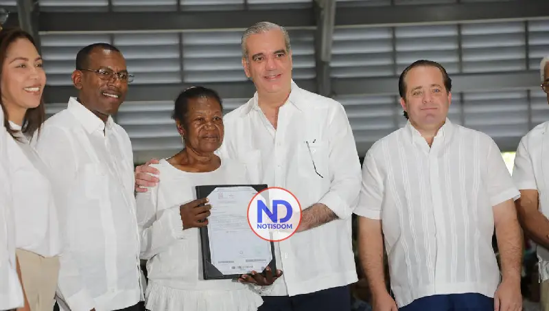 NOTISDOM FOTOS PF2026 2026 05 10T150838.751 Abinader entrega 1,500 títulos en Nuevo Domingo Savio y eleva a 3,500 beneficiarios
