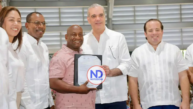 NOTISDOM FOTOS PF2026 2026 05 10T150851.650 Abinader entrega 1,500 títulos en Nuevo Domingo Savio y eleva a 3,500 beneficiarios