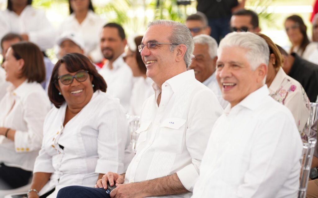 Abinader inaugura carretera Enriquillo–El Higüero en Barahona que impactará a 300 mil habitantes 5 Oneida Felix Medina Luis Abinader y Eduardo Estrella Abinader inaugura carretera Enriquillo–El Higüero en Barahona que impactará a 300 mil habitantes