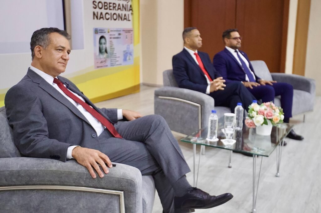PERSONALIDADES DE LA JCE 2 Presidente JCE: Nueva cédula garantiza la integridad del padrón electoral en comicios 2028Román Jáquez Liranzo