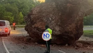 Cae enorme roca y bloquea tramo en autovía del Nordeste