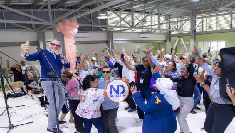Merenguero Rafa Rosario lleva alegría adultos Ciudad Juan B.