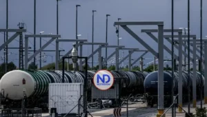 El brent alcanza los 100 dólares con subida del 4% tras ataques cruzados entre EE. UU. e Irán