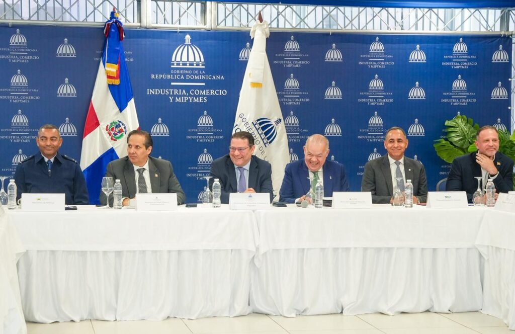 Yayo Sanz Lovaton junto a funcionarios del Gabinete para el Desarrollo de las Exportaciones Yayo declara exportaciones como primer renglón económico del país