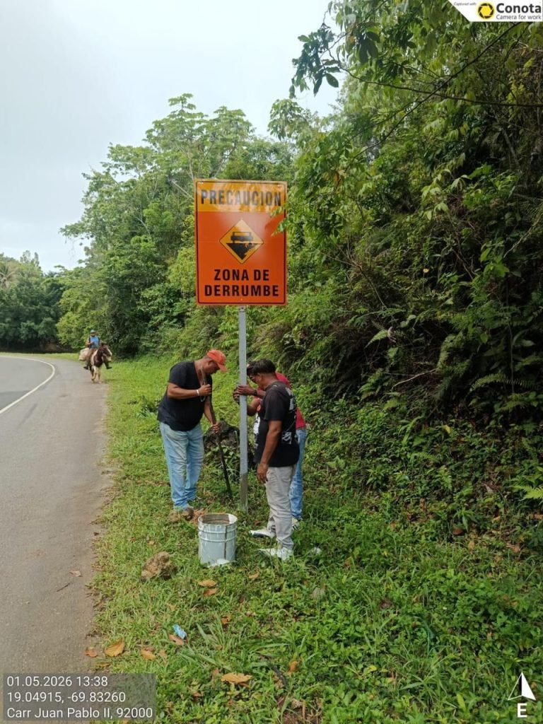 derrumbe MOPC trabaja para restablecer tránsito en autovía del Nordeste
