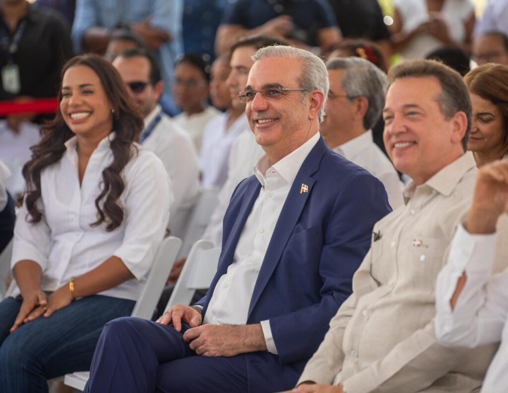 Betty Geronimo Luis Abinader y Victor Ito Bisono Abinader entrega 700 apartamentos del Plan Familia Feliz en la Urbanización San José, SDN