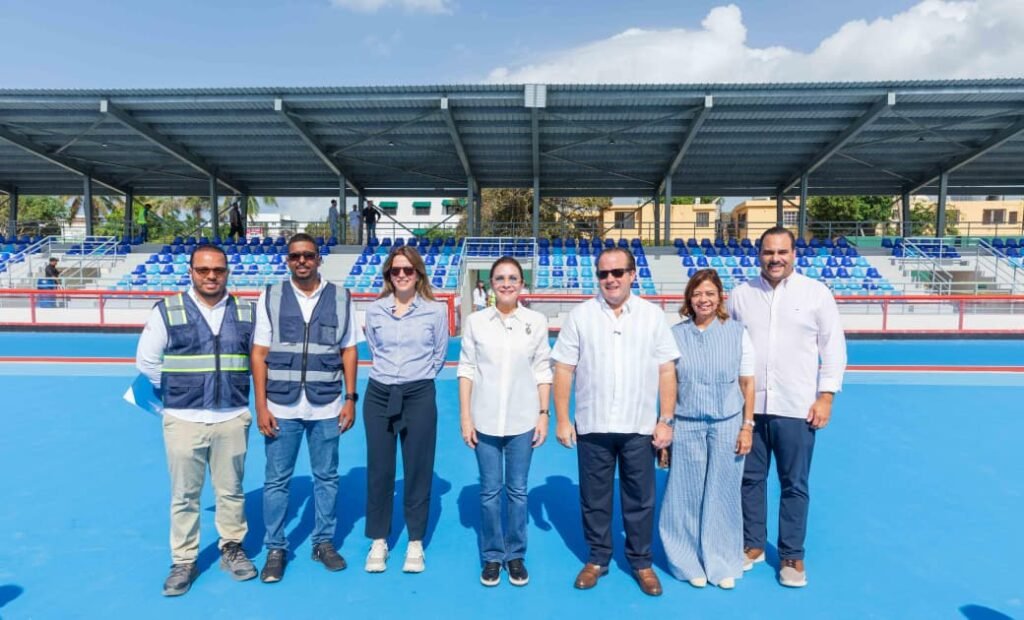 Carolina y Paliza anuncian inauguración del Paseo 30 de Mayo para la próxima semana 3 Carolina Mejia y Jose Paliza junto a personalidades Carolina y Paliza anuncian inauguración del Paseo 30 de Mayo para la próxima semana