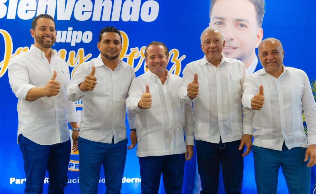 Danny Perez y Ignacio Paliza 1 Director distrital de El Higuerito renuncia de la FP y es juramentado en el PRM