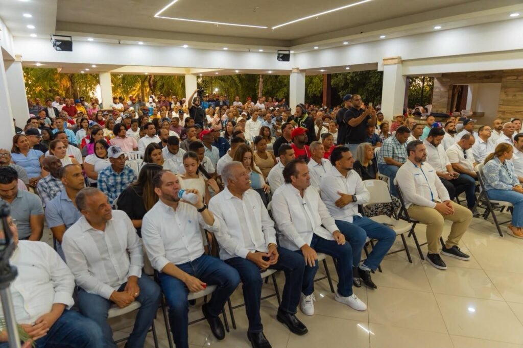 Danny Perez y otros Director distrital de El Higuerito renuncia de la FP y es juramentado en el PRM