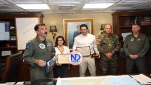 Collado y Embajadora de EEUU visitan el portaaviones Nimitz