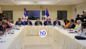 Ministro de Hacienda defiende proyecto de reajuste tributario