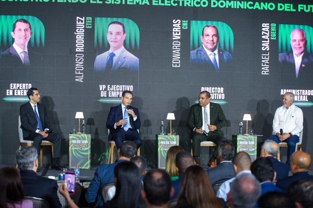 Joel Santos proyecta para 2028 la mayor expansión energética de las últimas décadas en RD 4 FUNCIONARIOS 6 Joel Santos proyecta para 2028 la mayor expansión energética de las últimas décadas en RD