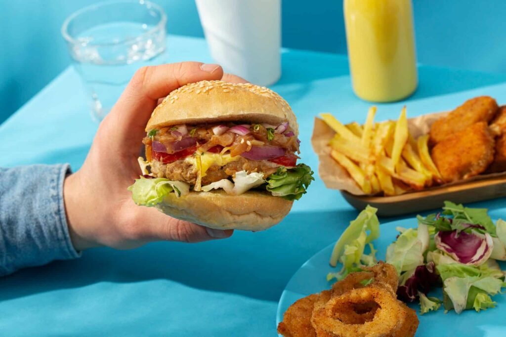 "La obesidad genera más de 200 complicaciones asociadas", advierte especialista 3 HAMBERGERS "La obesidad genera más de 200 complicaciones asociadas", advierte especialista
