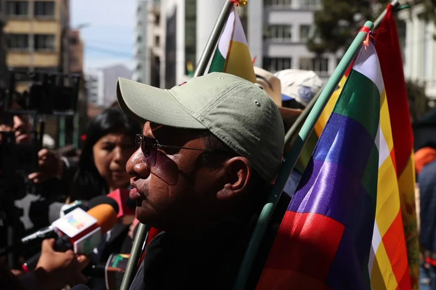 HOMBRE EN PROTESTA EBOLIVIA Renuncian ministros de Educación y de Defensa en Bolivia