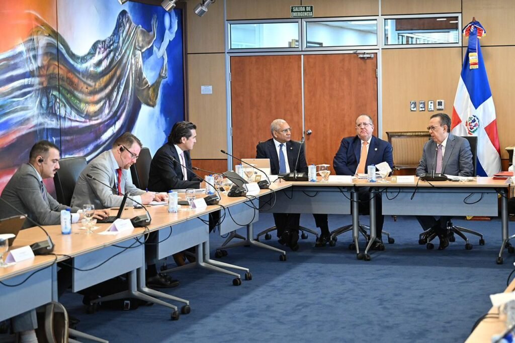 Hector Valdez Albizu y Magin Diaz 1 Gobernador Valdez Albizu y ministro Magín Díaz se reúnen con misión del FMI para iniciar ‘Staff Visit’ con RD