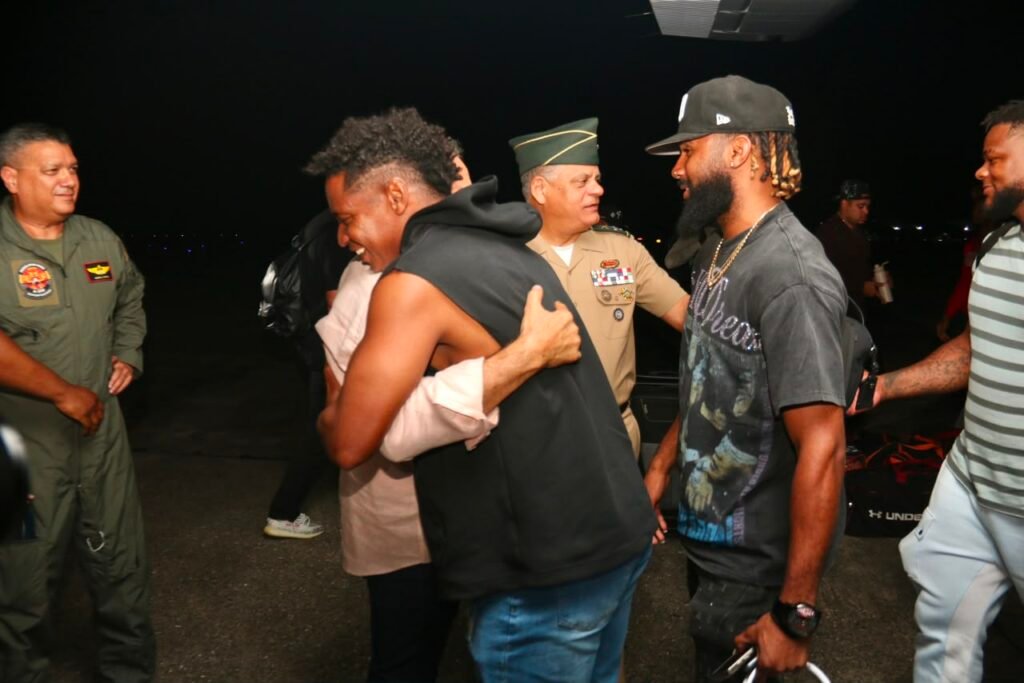 Jenrry Mejia abraza a Junior Noboa «No sabía si volvería a ver a mi familia»: Peloteros relatan terror vivieron tras terremotos en Venezuela