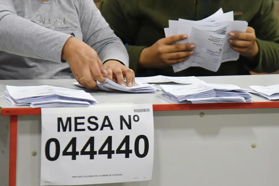 Keiko aventaja a Sánchez al llegar al 50 % del escrutinio en Perú 3 Jurados de votacion Keiko aventaja a Sánchez al llegar al 50 % del escrutinio en Perú