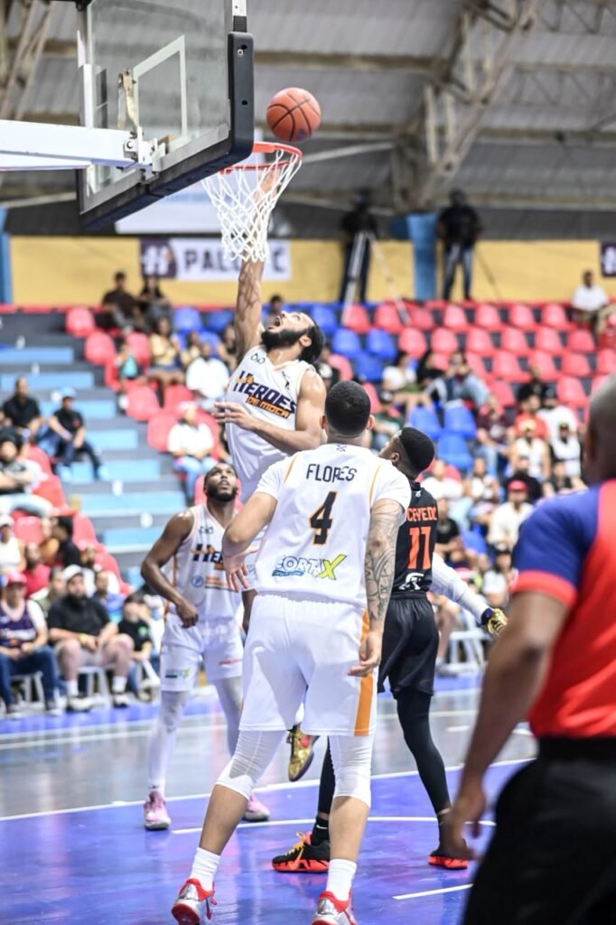 Kevin Obanor Héroes de Moca clasifican a la semifinal al vencer con drama a los Reales de la Vega en la LNB