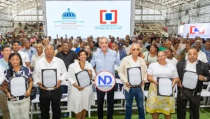 Abinader entrega 2,322 títulos en SD a más de 9,000 personas