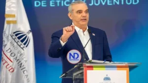 Abinader llama a la juventud a convertirse guardiana de ética
