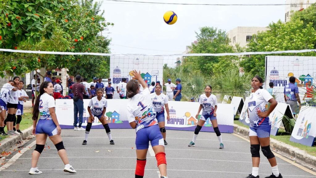 Las chicas de Ciudad Juan Bosch sostuvieron un encuentro de voleibol Inefi impacta Ciudad Juan Bosch con deporte, salud y recreación a estudiantes y comunitarios