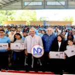 Abinader exhorta a estudiantes a prepararse en inglés, tecnología y valores para alcanzar el éxito