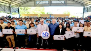 Abinader exhorta a estudiantes a prepararse en inglés, tecnología y valores para alcanzar el éxito