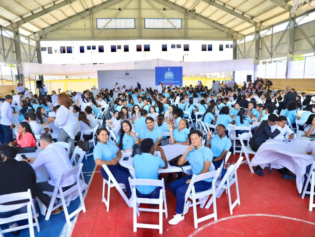 Luis Abinader Y ESTUDIANTES Abinader exhorta a estudiantes a prepararse en inglés, tecnología y valores para alcanzar el éxito