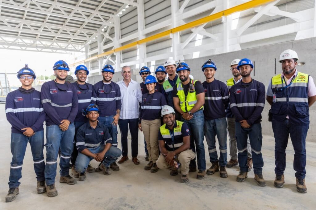 Luis Abinader Y OTRAS PERSONAS Abinader supervisa avances Monorriel de Santiago; obra estaría lista en agosto de este año