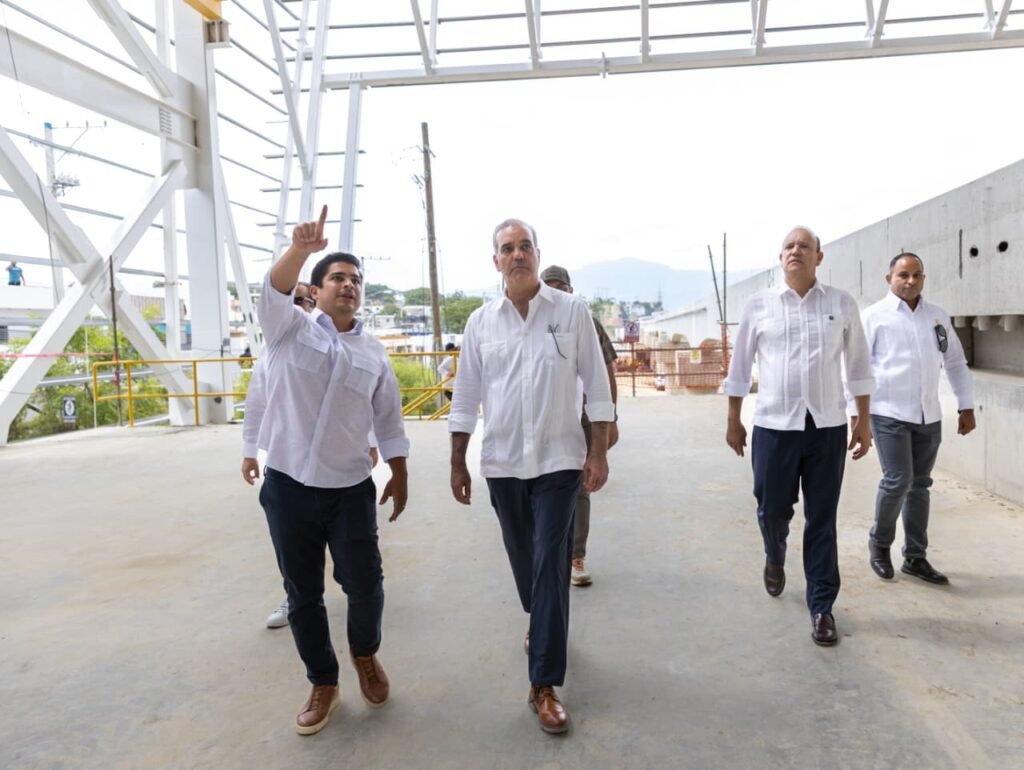 Luis Abinader Y OTROS FUNCIONARIOS 17 Abinader supervisa avances Monorriel de Santiago; obra estaría lista en agosto de este año