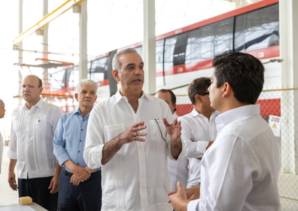 Luis Abinader Y OTROS FUNCIONARIOS 18 Abinader supervisa avances Monorriel de Santiago; obra estaría lista en agosto de este año