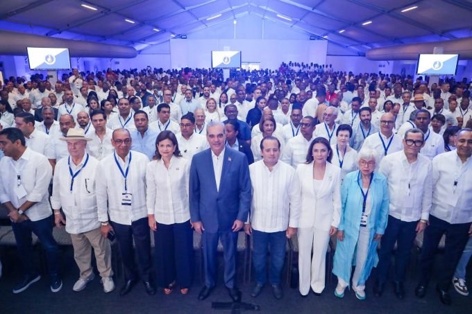 Abinader llama PRM fortalecer la unidad y evitar complacencia 3 Luis Abinader junto a la dirigencia del PRM Abinader llama PRM fortalecer la unidad y evitar complacencia