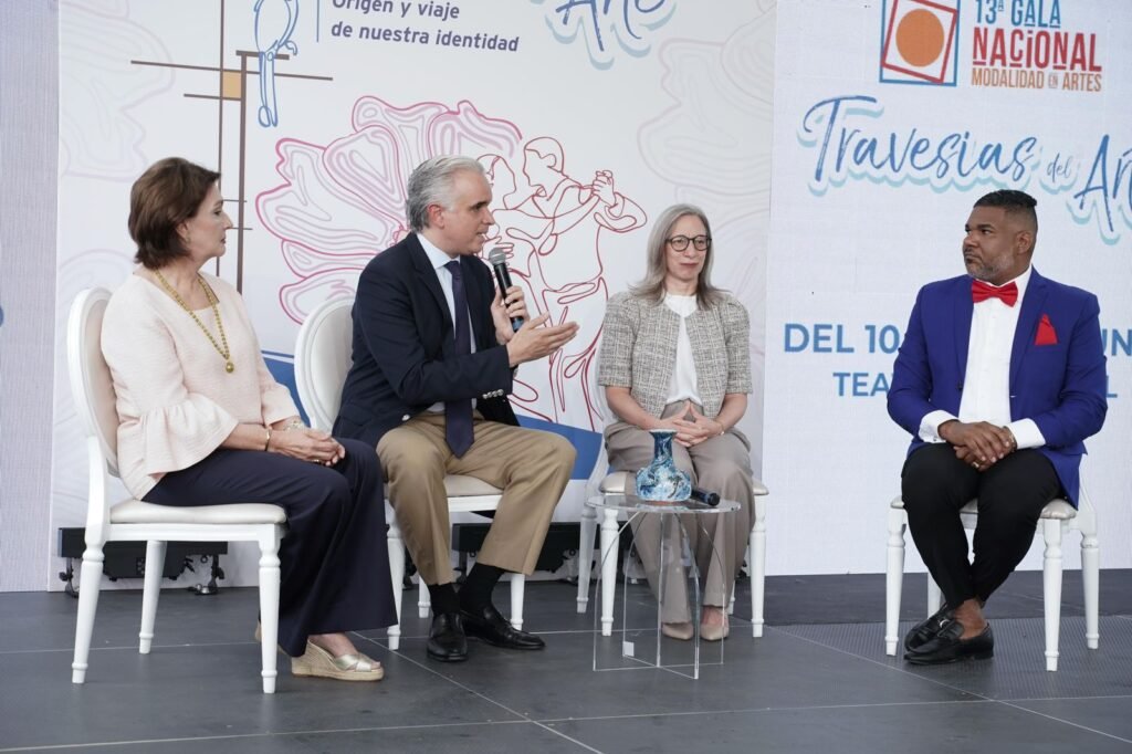 De Camps anuncia muestra nacional de la Modalidad en el Teatro Nacional con 2 mil estudiantes de todo el país 3 Luis Miguel De Camps Y OTROS De Camps anuncia muestra nacional de la Modalidad en el Teatro Nacional con 2 mil estudiantes de todo el país