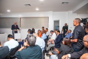 Comisión recomienda construir nuevo estadio de béisbol en SD 3 Miembros de la Comision para el Estudio de un Nuevo Estadio de Beisbol COENEBE 2 Comisión recomienda construir nuevo estadio de béisbol en SD
