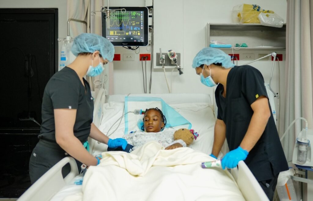 Personal medico Intervienen 14 niños en jornada cardiovascular pediátrica