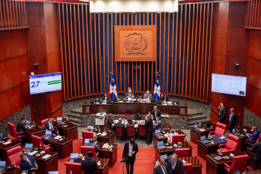 Senado de la Republica durante sesion Hacienda y Economía valora aprobación de proyecto de ley sobre medidas procrecimiento económico