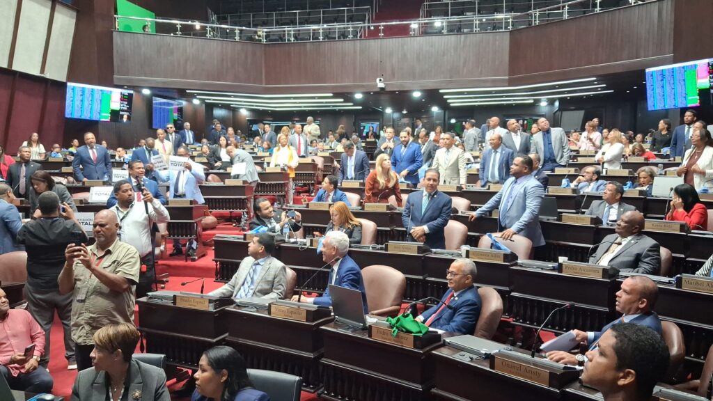 Sesion de Camara de Diputados Hacienda y Economía valora aprobación de proyecto de ley sobre medidas procrecimiento económico
