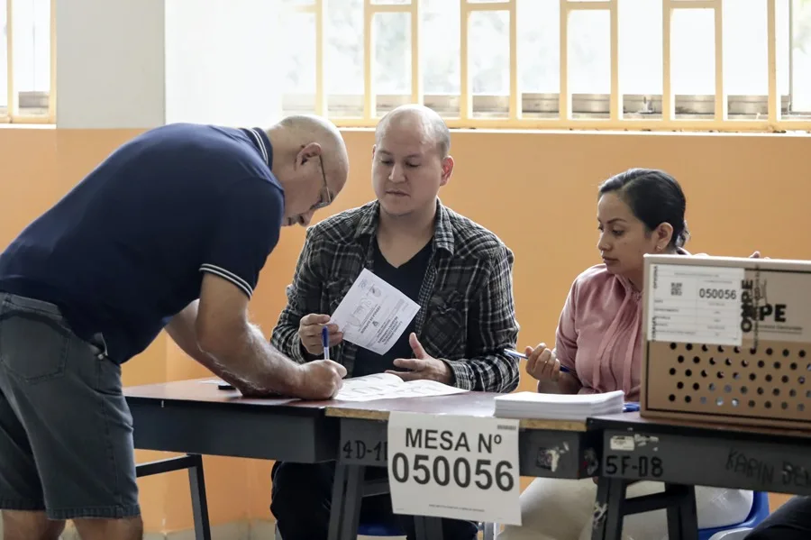 Keiko aventaja a Sánchez al llegar al 50 % del escrutinio en Perú 4 Una persona vota Keiko aventaja a Sánchez al llegar al 50 % del escrutinio en Perú
