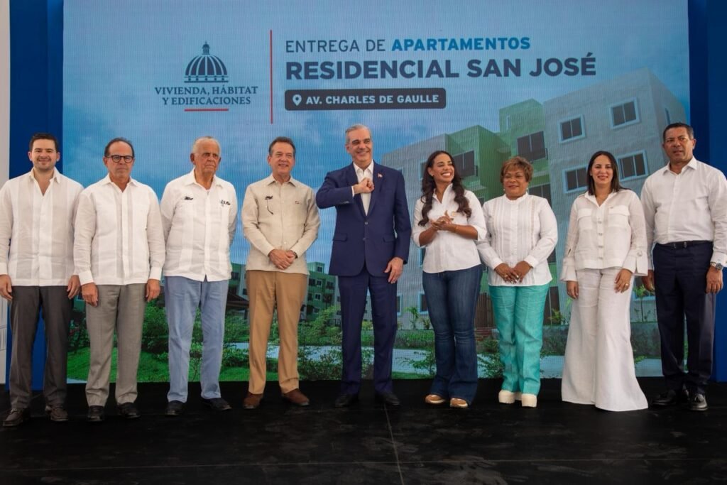 Victor Ito Bisono Luis Abinader y Betty Geronimo Abinader entrega 700 apartamentos del Plan Familia Feliz en la Urbanización San José, SDN