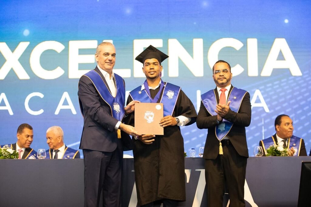 Abinader encabeza graduación ordinaria del ITLA; fueron investidos 642 profesionales tecnológicos 9 Vigesima graduacion ordinaria del ITLA 1 Abinader encabeza graduación ordinaria del ITLA; fueron investidos 642 profesionales tecnológicos