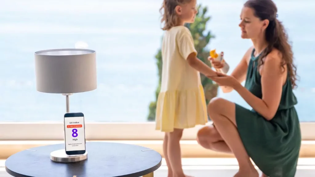 mujer ayuda a una nina con protector solar TikTok amplifica los bulos sobre protección solar, revela una investigación